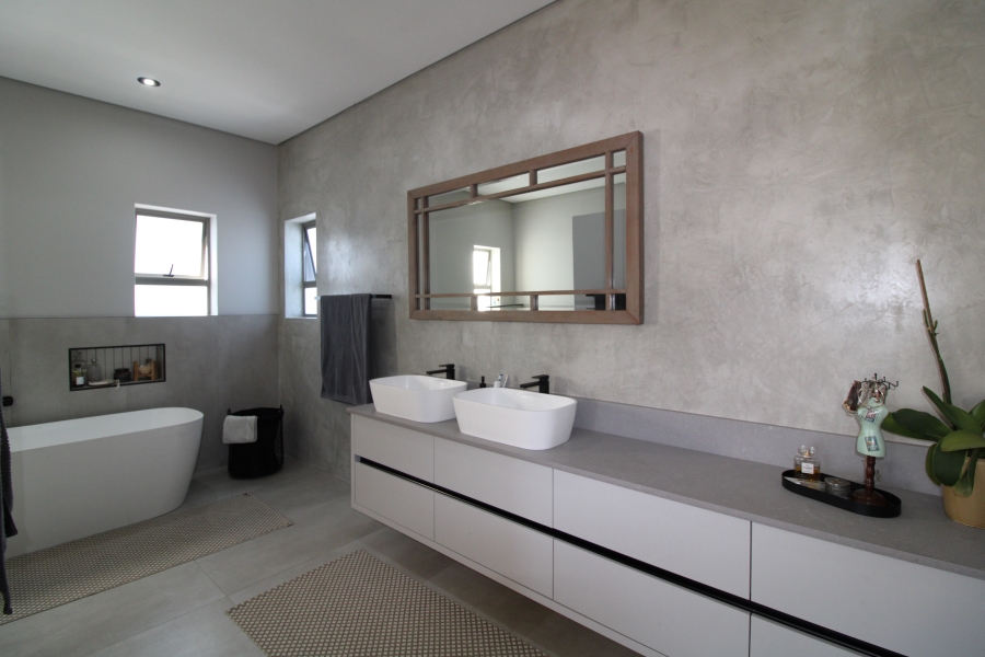 4 Bedroom Property for Sale in Kingswood Golf Estate Western Cape